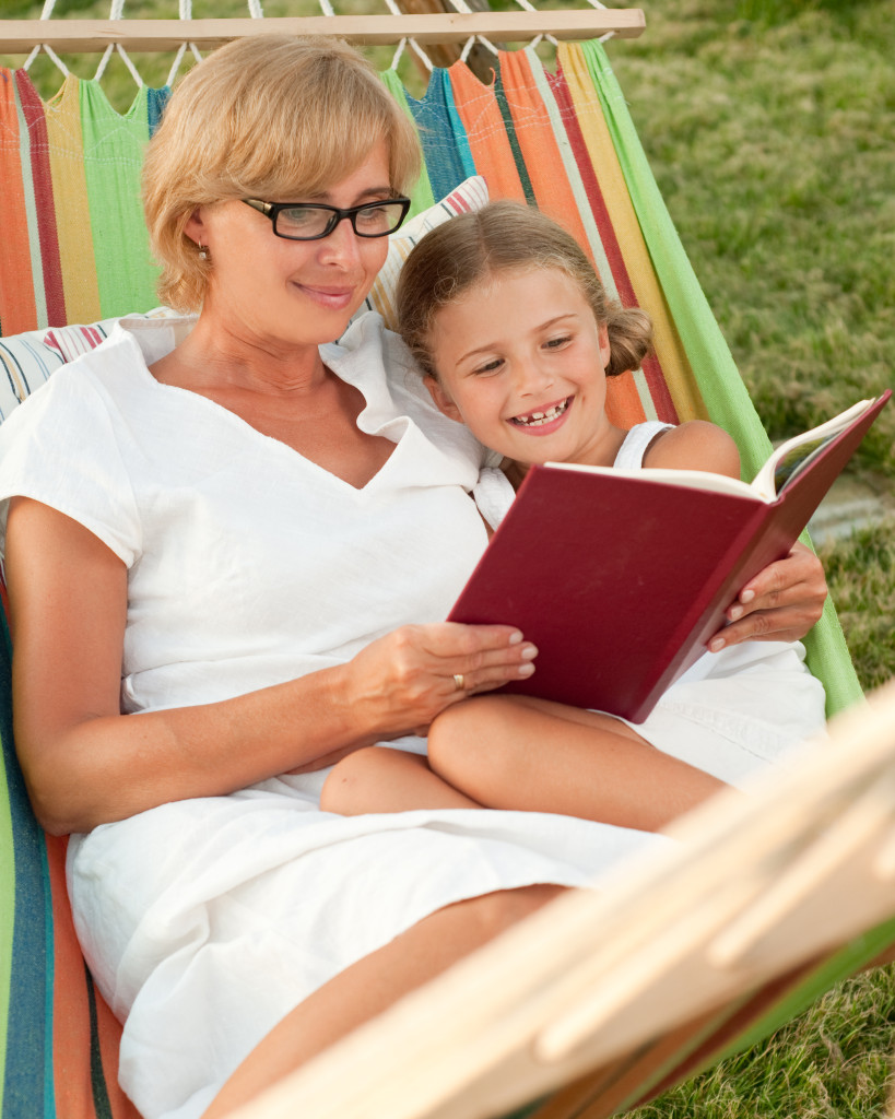 The reading mother. Girl and mother reading. His mother читать.